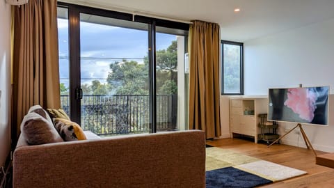 TV and multimedia, Living room, Seating area, Evening entertainment