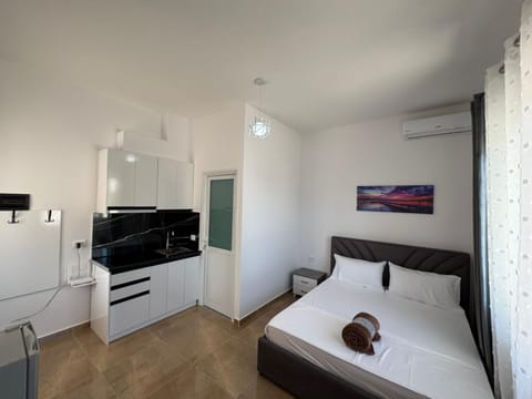 Bed, TV and multimedia, Kitchen or kitchenette, Photo of the whole room, Bedroom, minibar, pet friendly, air conditioner