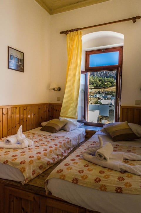 Photo of the whole room, Landmark view