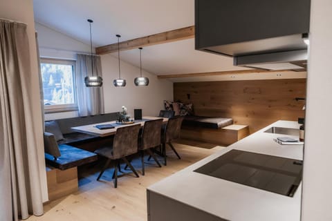 Kitchen or kitchenette, Living room, Seating area, Dining area