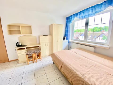 Bed, Kitchen or kitchenette, Photo of the whole room, Bedroom