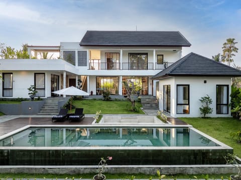 Property building, Day, Pool view, Swimming pool