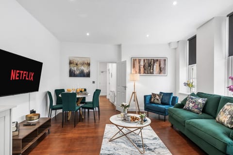 Communal lounge/ TV room, TV and multimedia, Living room, Seating area, Dining area, Evening entertainment