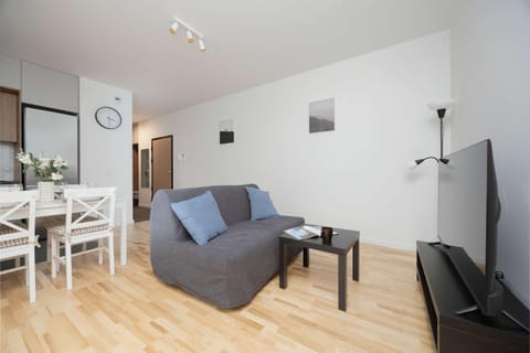 TV and multimedia, Living room, Seating area, Dining area, Evening entertainment