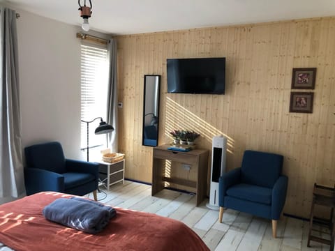 Bed, TV and multimedia, Bedroom