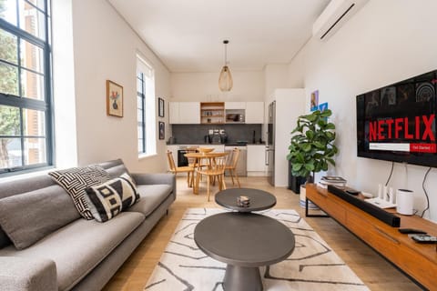 TV and multimedia, Kitchen or kitchenette, Living room, Seating area, Dining area, air conditioner