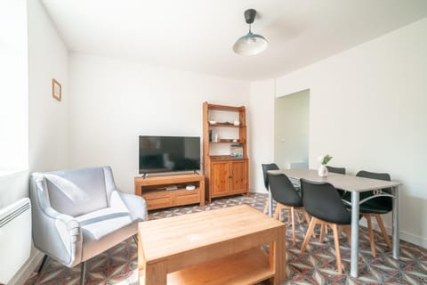 Living room, Seating area, Dining area