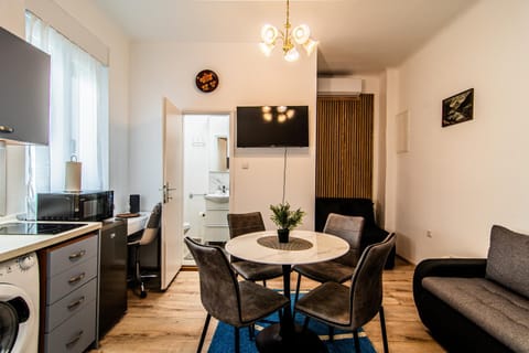TV and multimedia, Kitchen or kitchenette, Living room, Seating area, kitchen
