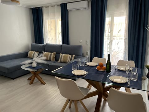 Restaurant/places to eat, Living room, Seating area, Breakfast, air conditioner