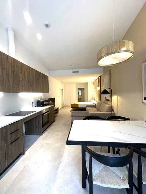 Kitchen or kitchenette, Dining area, stove