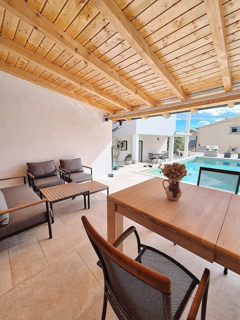 Patio, Day, BBQ facilities, Seating area, Dining area, Pool view, Swimming pool, sunbed