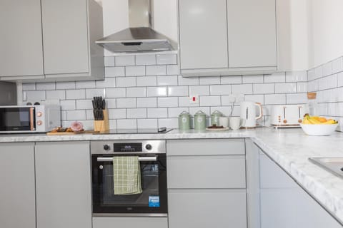 Coffee/tea facilities, Kitchen or kitchenette, oven, pet friendly, toaster