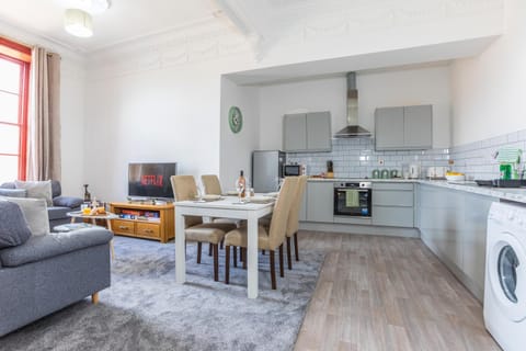 Kitchen or kitchenette, Living room, Seating area, Dining area, dishwasher, oven, pet friendly, toaster, washing machine