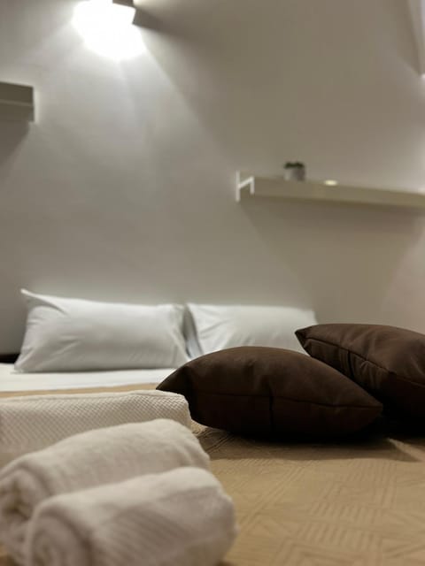 Bed, Bedroom, towels