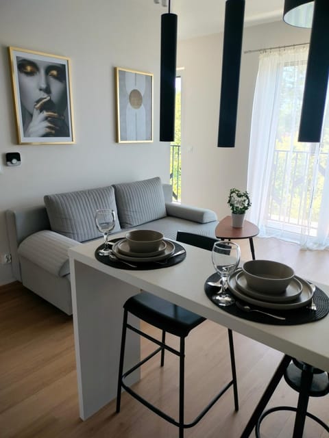 Living room, Food and drinks, Seating area, Food