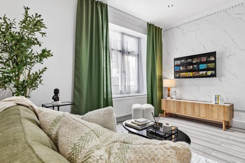 Communal lounge/ TV room, TV and multimedia, Living room, Seating area, Evening entertainment