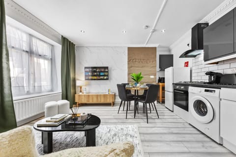 Communal lounge/ TV room, TV and multimedia, Kitchen or kitchenette, Living room, Seating area, Dining area, dishwasher, oven, toaster, washing machine