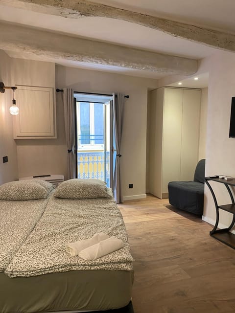 Bed, Living room, Photo of the whole room, Bedroom