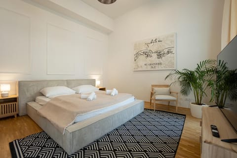 Bed, TV and multimedia, Bedroom, towels