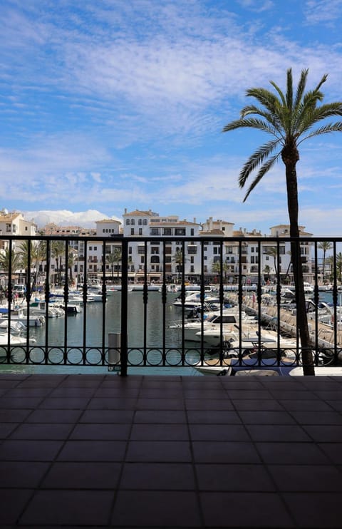 Puerto Duquesa fancy condo overlooking Marina Apartment in Costa del Sol