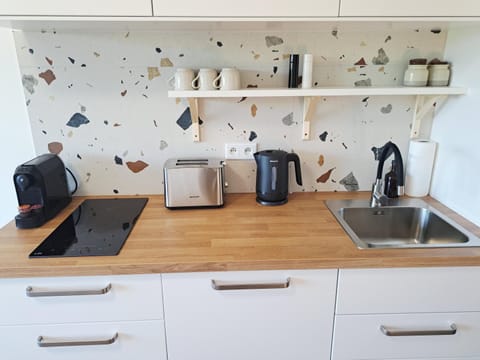 Coffee/tea facilities, Kitchen or kitchenette, stove, toaster