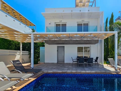 Property building, Pool view