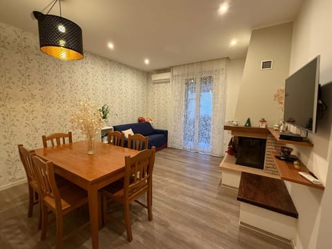 Communal lounge/ TV room, TV and multimedia, Living room, Seating area, Dining area, Evening entertainment, air conditioner