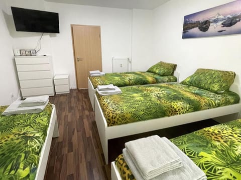 Bed, TV and multimedia, Bedroom