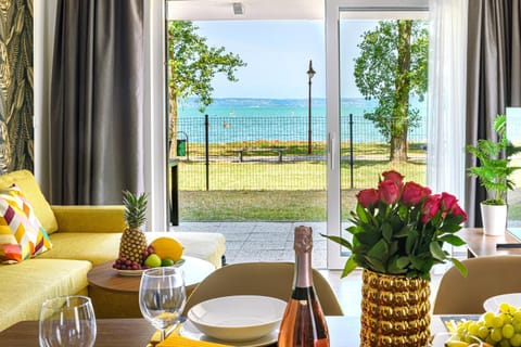 Natural landscape, Garden, View (from property/room), Balcony/Terrace, Living room, Beach, Garden view, Lake view