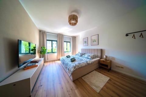 Bed, TV and multimedia, Bedroom