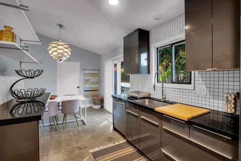 Serene Majestic Views & Walkable to Virtually All House in Cathedral City