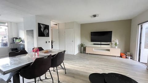 TV and multimedia, Living room, Dining area, Evening entertainment