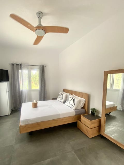 Bed, TV and multimedia, Photo of the whole room, Bedroom, wardrobe, air conditioner