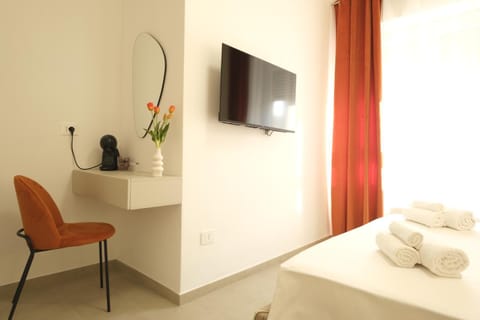 Bed, TV and multimedia, Coffee/tea facilities, towels