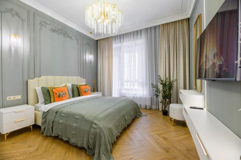 Bed, TV and multimedia, Bedroom