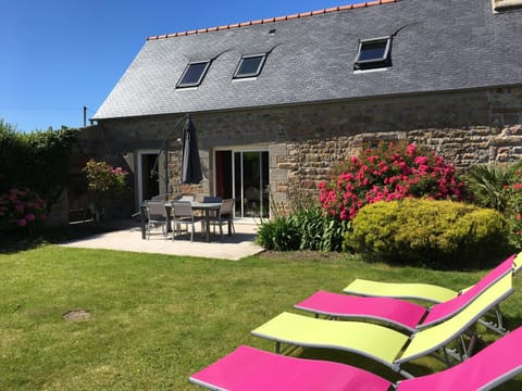 Property building, Garden, Garden view, sunbed