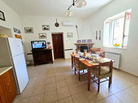 Kitchen or kitchenette, Seating area