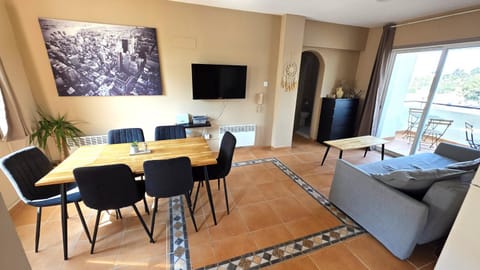 TV and multimedia, Living room, Seating area, Dining area