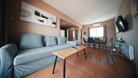 TV and multimedia, Kitchen or kitchenette, Living room, Seating area, Dining area