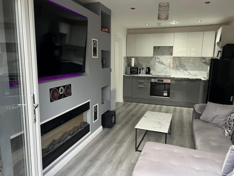 TV and multimedia, Kitchen or kitchenette, Living room