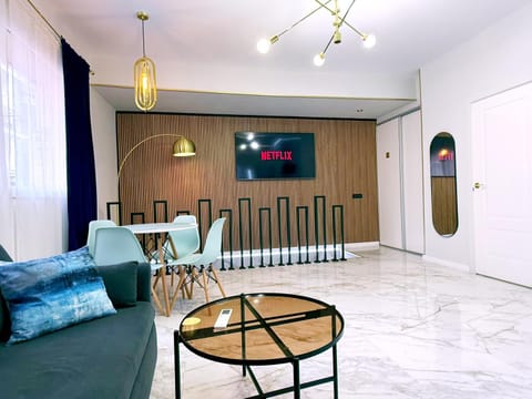 TV and multimedia, Living room, Seating area, Dining area