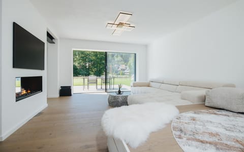 TV and multimedia, Living room, Seating area, Evening entertainment