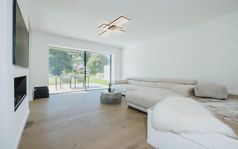 TV and multimedia, Living room, Photo of the whole room, Seating area, Evening entertainment