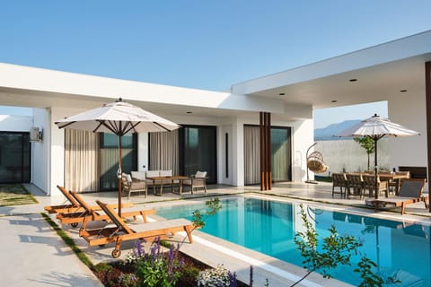 Property building, Patio, Day, Pool view, Swimming pool, sunbed