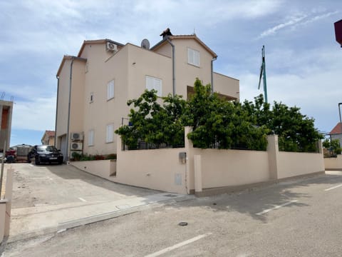 Property building, Day, Street view, Location, Parking