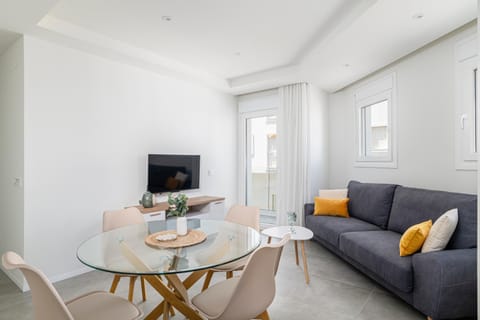 TV and multimedia, Living room, Seating area, Dining area