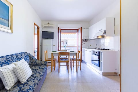 Living room, Dining area, oven, stove
