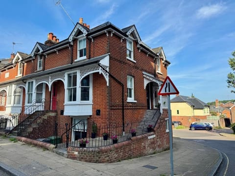 Central Winchester Townhouse House in Winchester