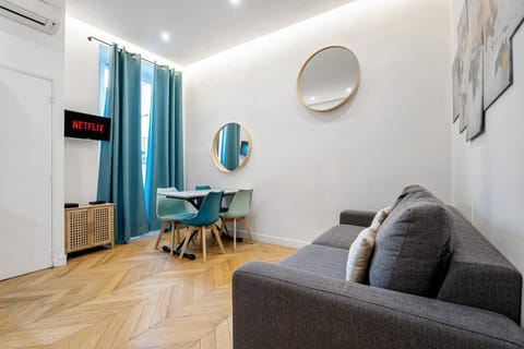 TV and multimedia, Living room, Seating area, Dining area, air conditioner