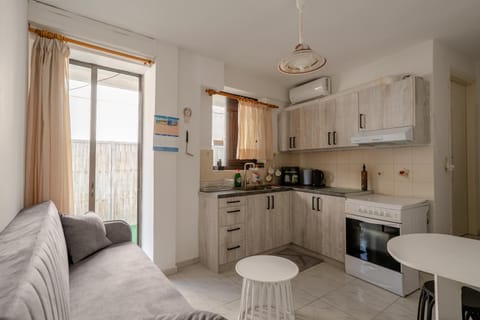 Kitchen or kitchenette, Seating area, Dining area, oven, stove